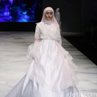 Oki setiana Dewi Bridal Fairy Tale Indonesia Fashion Week 2016 at Jakarta Convention Center. Senayan. Jakarta. [Foto: Mohammad Abduh/Wolipop]