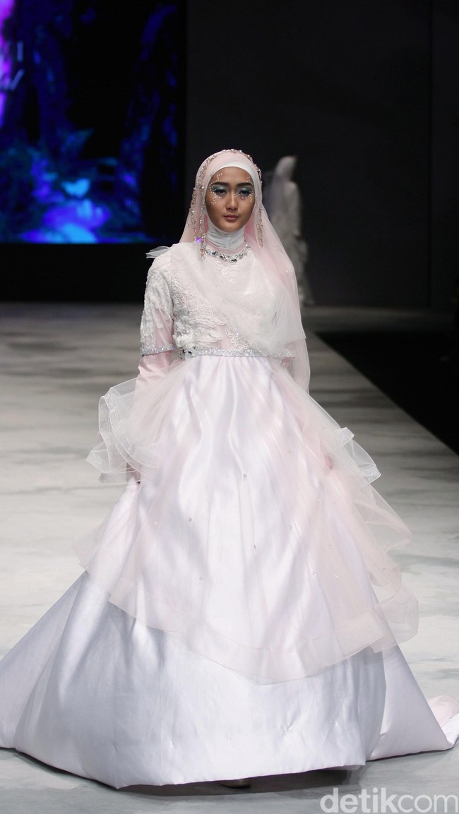 Oki setiana Dewi Bridal Fairy Tale Indonesia Fashion Week 2016 at Jakarta Convention Center. Senayan. Jakarta. [Foto: Mohammad Abduh/Wolipop]