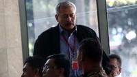 Ferrial Sofyan mencari tempat duduk di ruang tunggu KPK.
