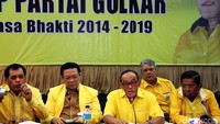 Ketum Golkar Aburizal Bakrie didampingi Nurdin Halid, Agung Laksono, dan Idrus Marham memimpin rapat pleno persiapan Munaslub.