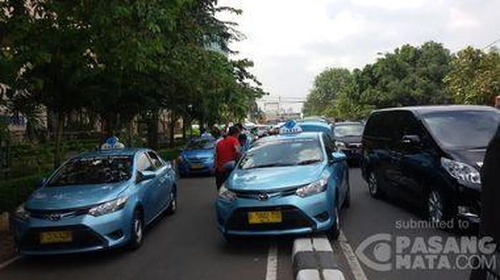 Sebuah Taksi Tersangkut di Separator Jalan Senen Raya