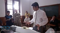 Reza Rahadian masih dipercaya untuk memerankan tokoh penemu pesawat N-250 itu. (Dok. MD Pictures)