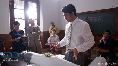 Cuplikan Reza Rahadian dalam Film Rudy Habibie