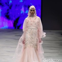 Oki setiana Dewi Bridal Fairy Tale Indonesia Fashion Week 2016 at Jakarta Convention Center. Senayan. Jakarta. [Foto: Mohammad Abduh/Wolipop]