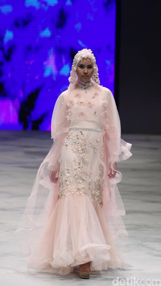 Oki setiana Dewi Bridal Fairy Tale Indonesia Fashion Week 2016 at Jakarta Convention Center. Senayan. Jakarta. [Foto: Mohammad Abduh/Wolipop]
