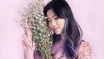 Like a Princess! Cantiknya Isyana Sarasvati di Antara Bunga-bunga