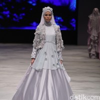 Oki setiana Dewi Bridal Fairy Tale Indonesia Fashion Week 2016 at Jakarta Convention Center. Senayan. Jakarta. [Foto: Mohammad Abduh/Wolipop]