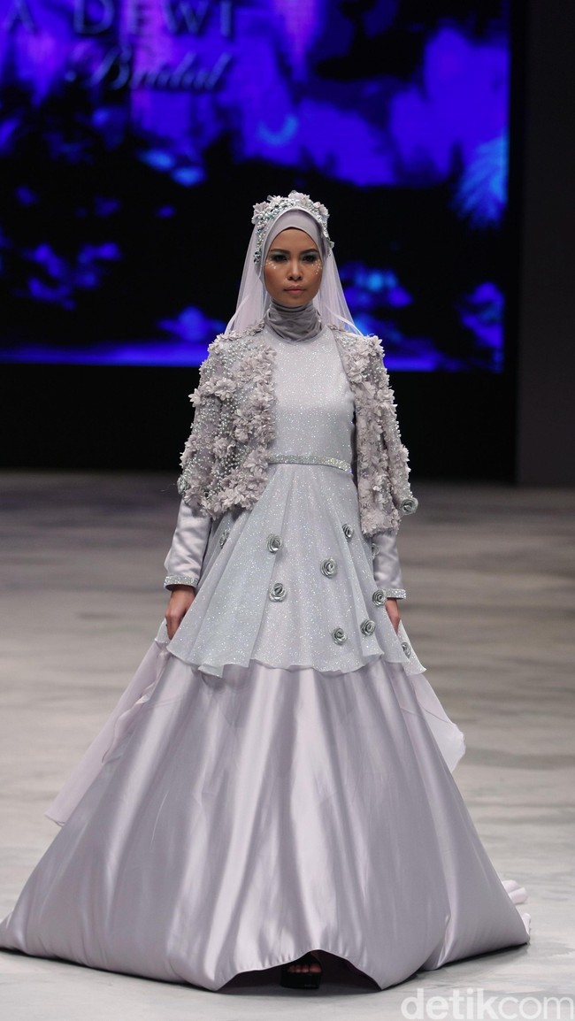 Oki setiana Dewi Bridal Fairy Tale Indonesia Fashion Week 2016 at Jakarta Convention Center. Senayan. Jakarta. [Foto: Mohammad Abduh/Wolipop]