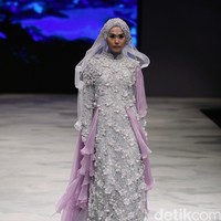 Oki setiana Dewi Bridal Fairy Tale Indonesia Fashion Week 2016 at Jakarta Convention Center. Senayan. Jakarta. [Foto: Mohammad Abduh/Wolipop]
