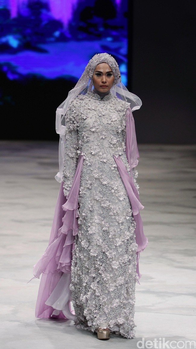 Oki setiana Dewi Bridal Fairy Tale Indonesia Fashion Week 2016 at Jakarta Convention Center. Senayan. Jakarta. [Foto: Mohammad Abduh/Wolipop]