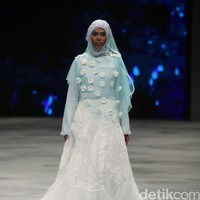Oki setiana Dewi Bridal Fairy Tale Indonesia Fashion Week 2016 at Jakarta Convention Center. Senayan. Jakarta. [Foto: Mohammad Abduh/Wolipop]