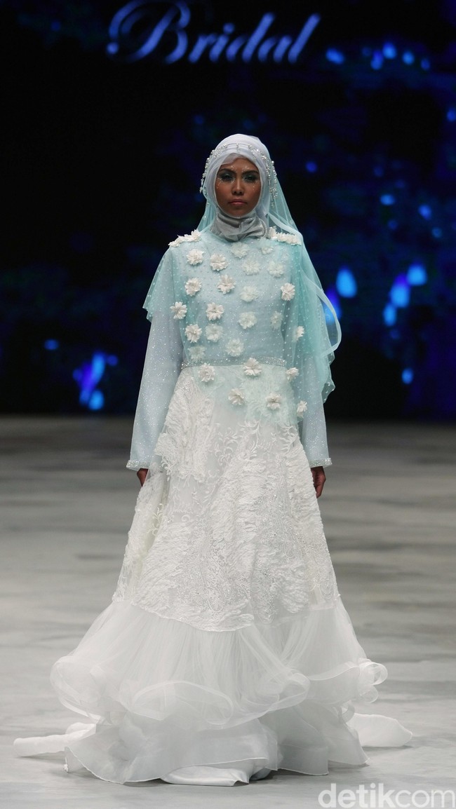 Oki setiana Dewi Bridal Fairy Tale Indonesia Fashion Week 2016 at Jakarta Convention Center. Senayan. Jakarta. [Foto: Mohammad Abduh/Wolipop]