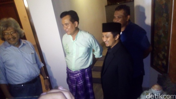 Kenakan Sarung, Yusril Sambut Kedatangan Yusuf Mansyur di Rumahnya