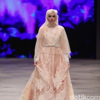 Oki setiana Dewi Bridal Fairy Tale Indonesia Fashion Week 2016 at Jakarta Convention Center. Senayan. Jakarta. [Foto: Mohammad Abduh/Wolipop]