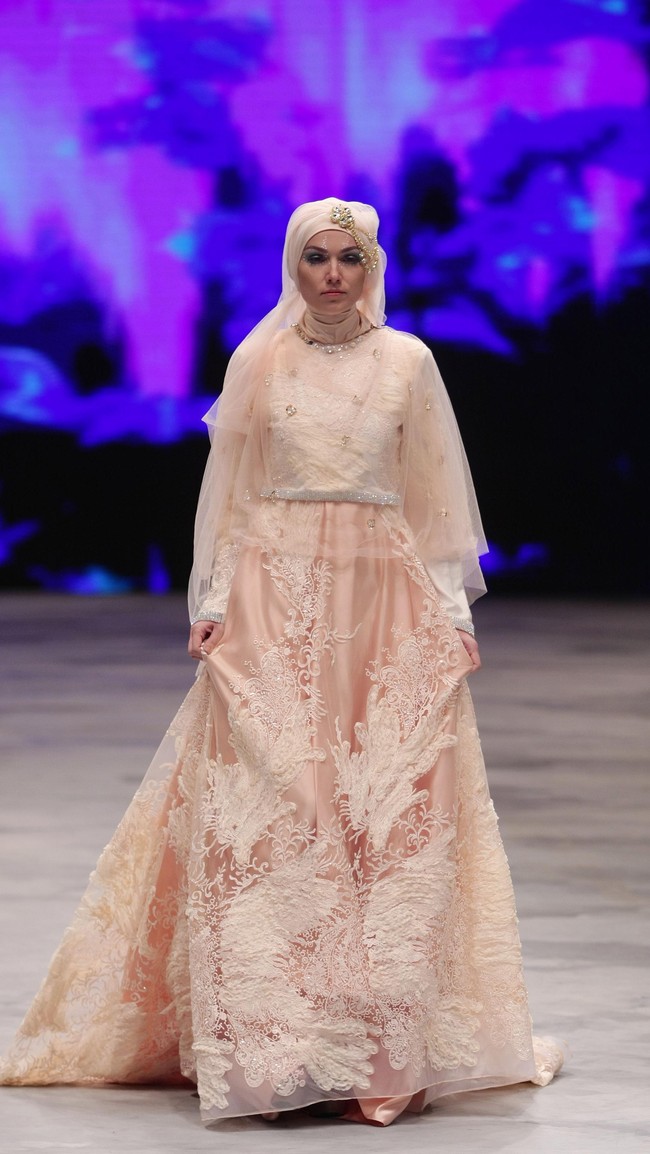 Oki setiana Dewi Bridal Fairy Tale Indonesia Fashion Week 2016 at Jakarta Convention Center. Senayan. Jakarta. [Foto: Mohammad Abduh/Wolipop]