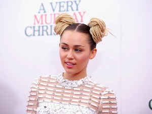 Alasan Miley Cyrus Tak Suka Cincin Tunangan yang Diberi Liam Hemsworth