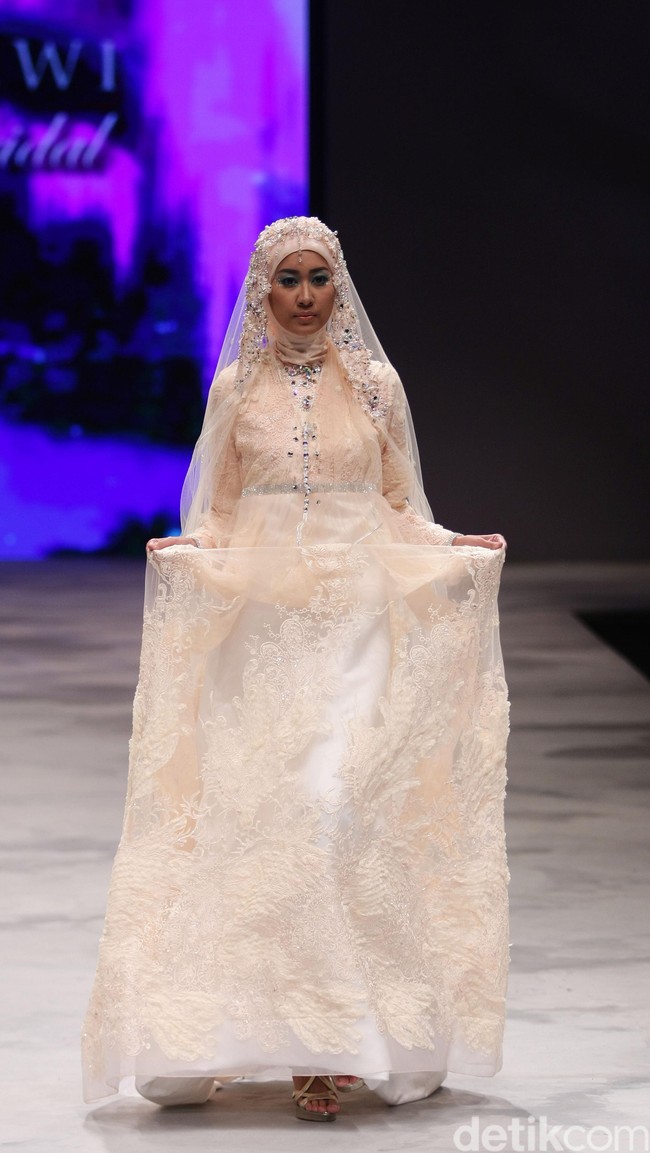 Oki setiana Dewi Bridal Fairy Tale Indonesia Fashion Week 2016 at Jakarta Convention Center. Senayan. Jakarta. [Foto: Mohammad Abduh/Wolipop]