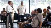 M Taufik berjalan menuju ruang tunggu KPK.