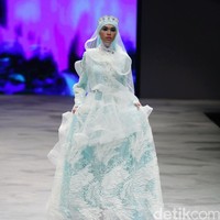 Oki setiana Dewi Bridal Fairy Tale Indonesia Fashion Week 2016 at Jakarta Convention Center. Senayan. Jakarta. [Foto: Mohammad Abduh/Wolipop]