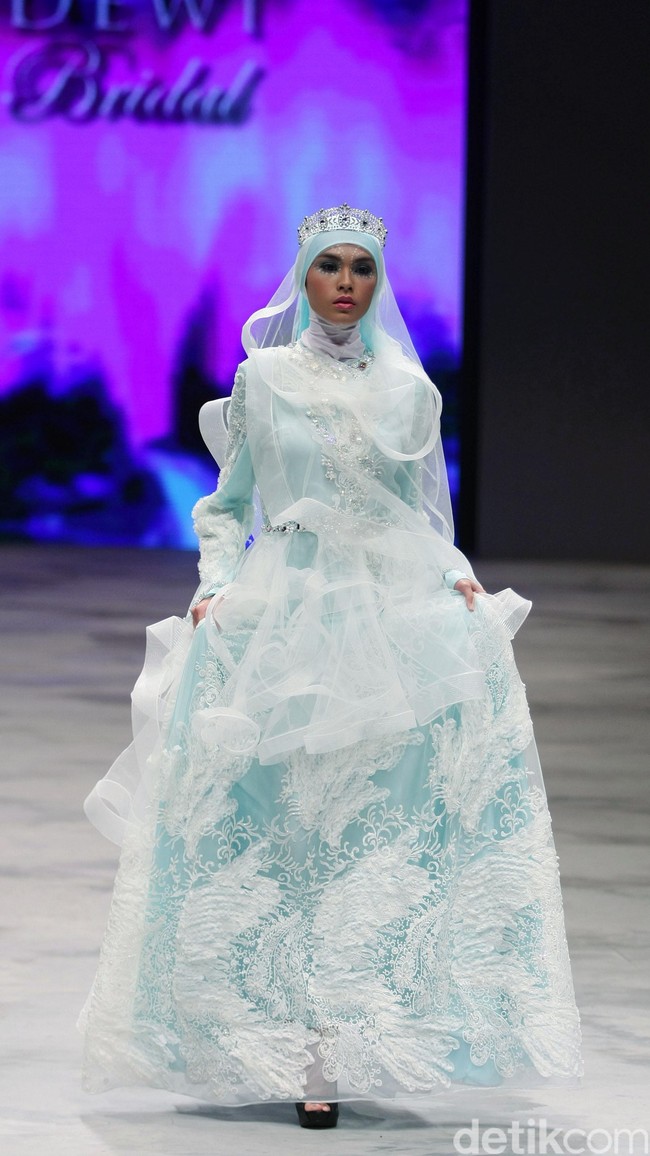 Oki setiana Dewi Bridal Fairy Tale Indonesia Fashion Week 2016 at Jakarta Convention Center. Senayan. Jakarta. [Foto: Mohammad Abduh/Wolipop]