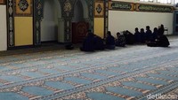Setelah disulap menjadi masjid, kini Masjid Al Hikmah rutin menjadi tempat untuk salat Jumat dan Salat Ied. Menariknya, tak hanya Muslim Indonesia saja yang hadir tapi juga Muslim dari Turki, Maroko, bahkan Belanda (Niken/detikTravel)