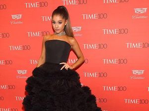 Ariana Grande Rilis Lipstik Ungu Bersama MAC