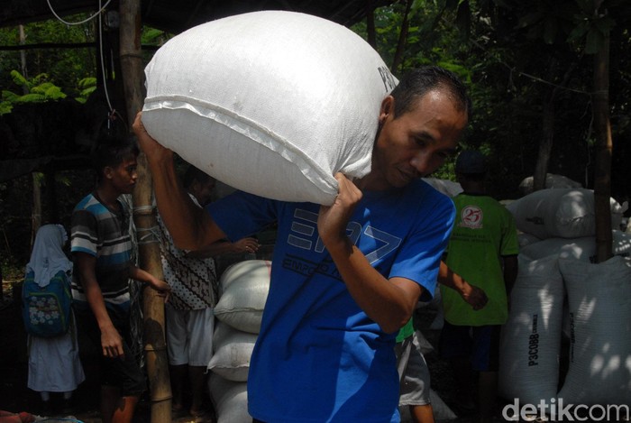 Momen Brigadir Iwan Bandar Sampah di Antara Karung Plastik dan Kertas