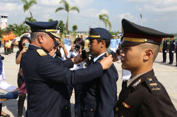 Haru Warnai Wisuda 19 Taruna Pilot asal Papua dan Polisi Udara di Banyuwangi