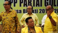 Aburizal Bakrie berbincang dengan Agung Laksono disela-sela rapat yang dihadiri oleh semua pengurus partai Golkar, termasuk para caketum.