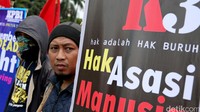 Dalam aksinya buruh meminta pemerintah untuk mengoptimalkan penerapan program kesehatan dan keselamatan kerja (K3) di setiap perusahaan.