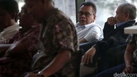 M Taufik dan Ferrial Sofyan duduk berdampingan saat berada di ruang tunggu KPK.