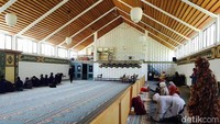 Bukan beratap kubah, masjid ini beratap kayu dan berbentuk seperti rumah. Meski begitu, banyak Muslim yang berkegiatan di sini sehingga sama sekali tidak terasa sepi (Niken/detikTravel)
