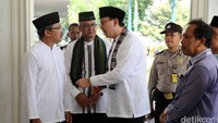 Ahok berbincang dengan Deputi Statistik Bidang Distribusi dan Jasa BPS Sasmito Hadi Wibowo (kiri) dan Kepala BPS DKI Jakarta Syech Suhaimi (tengah).