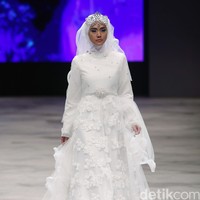 Oki setiana Dewi Bridal Fairy Tale Indonesia Fashion Week 2016 at Jakarta Convention Center. Senayan. Jakarta. [Foto: Mohammad Abduh/Wolipop]