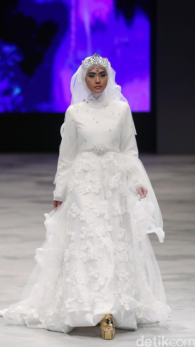 Oki setiana Dewi Bridal Fairy Tale Indonesia Fashion Week 2016 at Jakarta Convention Center. Senayan. Jakarta. [Foto: Mohammad Abduh/Wolipop]