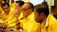 Ketua Umum Golkar Aburizal Bakrie menyebut, masing-masing caketum harus membayar uang 1 miliar untuk pendaftaran.