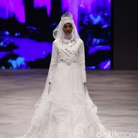 Oki setiana Dewi Bridal Fairy Tale Indonesia Fashion Week 2016 at Jakarta Convention Center. Senayan. Jakarta. [Foto: Mohammad Abduh/Wolipop]
