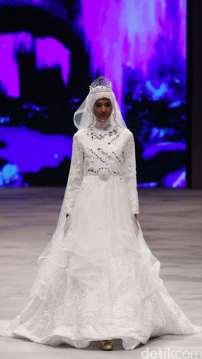 Oki setiana Dewi Bridal Fairy Tale Indonesia Fashion Week 2016 at Jakarta Convention Center. Senayan. Jakarta. [Foto: Mohammad Abduh/Wolipop]
