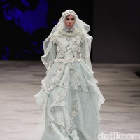 Oki setiana Dewi Bridal Fairy Tale Indonesia Fashion Week 2016 at Jakarta Convention Center. Senayan. Jakarta. [Foto: Mohammad Abduh/Wolipop]