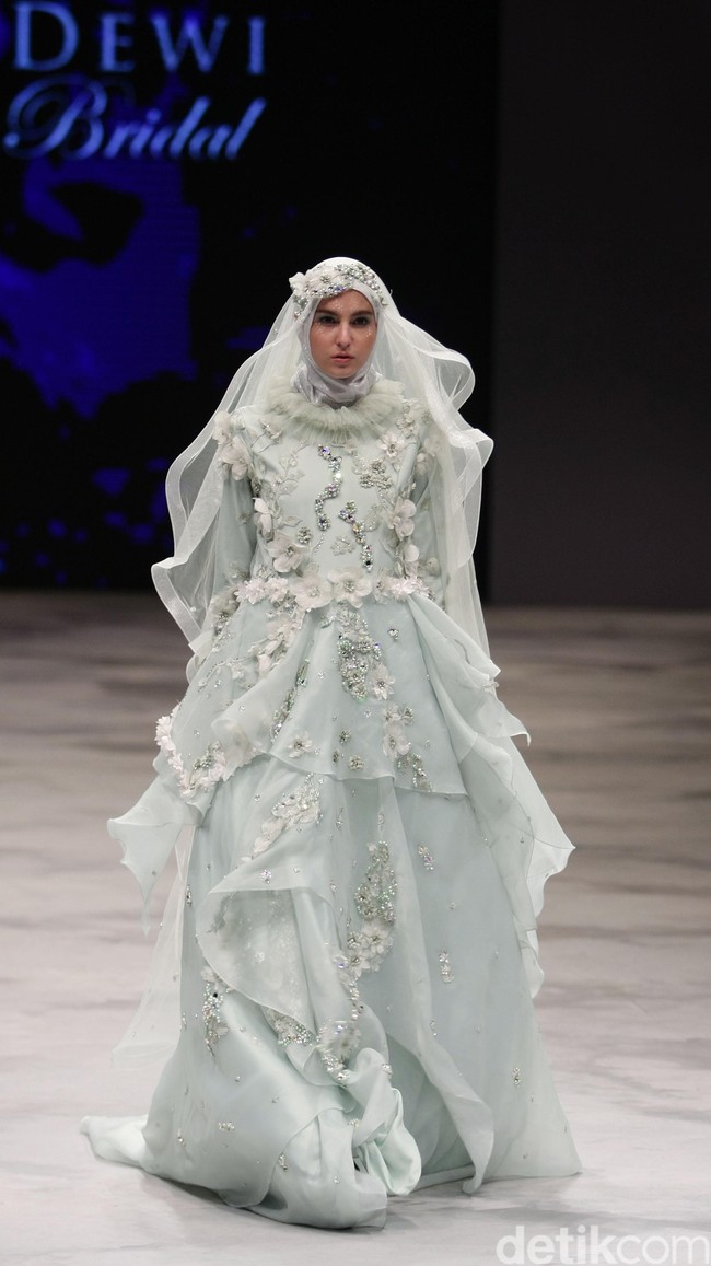 Oki setiana Dewi Bridal Fairy Tale Indonesia Fashion Week 2016 at Jakarta Convention Center. Senayan. Jakarta. [Foto: Mohammad Abduh/Wolipop]