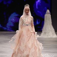 Oki setiana Dewi Bridal Fairy Tale Indonesia Fashion Week 2016 at Jakarta Convention Center. Senayan. Jakarta. [Foto: Mohammad Abduh/Wolipop]