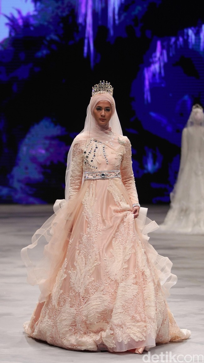Oki setiana Dewi Bridal Fairy Tale Indonesia Fashion Week 2016 at Jakarta Convention Center. Senayan. Jakarta. [Foto: Mohammad Abduh/Wolipop]