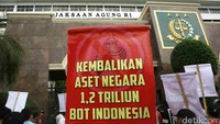 Puluhan orang yang tergabung dalam Gerakan Selamatkan Negara berdemontrasi di depan Kejaksaan Agung Republik Indonesia,Kamis (28/4/2016). 