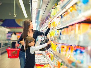 Jangan Kaget kalau ke Supermarket Ini, Pegawainya Tak Pakai Masker!