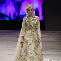 Oki setiana Dewi Bridal Fairy Tale Indonesia Fashion Week 2016 at Jakarta Convention Center. Senayan. Jakarta. [Foto: Mohammad Abduh/Wolipop]