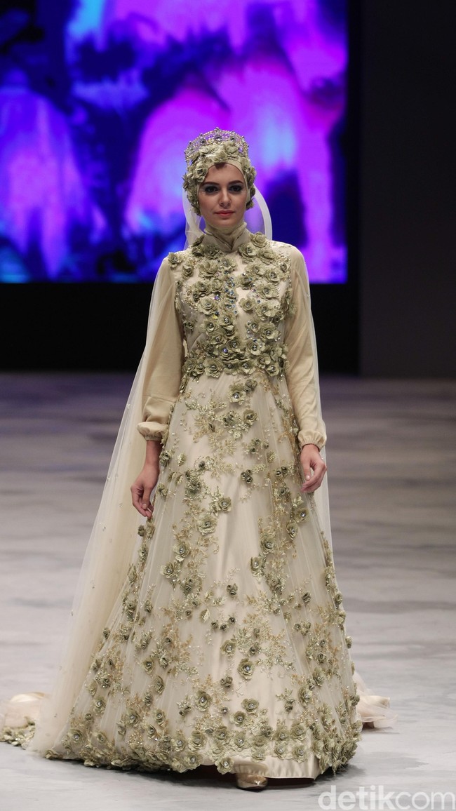 Oki setiana Dewi Bridal Fairy Tale Indonesia Fashion Week 2016 at Jakarta Convention Center. Senayan. Jakarta. [Foto: Mohammad Abduh/Wolipop]