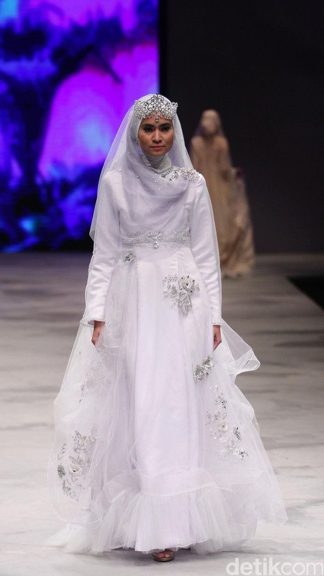 Oki setiana Dewi Bridal Fairy Tale Indonesia Fashion Week 2016 at Jakarta Convention Center. Senayan. Jakarta. [Foto: Mohammad Abduh/Wolipop]