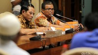 Komisi IV belum lama ini juga melihat Kapal yang melakukan aktifitas pengerukan pasir laut di Serang, Banten dan mendengar keluhan masyarakat pesisir yang tidak dapat mencari ikan.