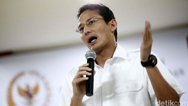 Jakarta Cagub of the Gerindra Sandiaga Uno Party with his wife, Nur Asia, delivered a speech at the Socialization of the Four Pillars of Nationality held by MPR RI member Aryo PS Djojohadikusumo at Tanjung Duren Sports Hall, West Jakarta (28/4 / 2016).  On this occasion, Sandiaga Uno and his wife discussed various national issues and told stories and motivated hundreds of students with stories of doing business success.  Hasan Alhabshy / detikcom