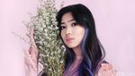 Like a Princess! Cantiknya Isyana Sarasvati di Antara Bunga-bunga